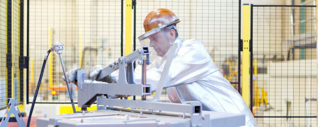 Rheo Casting Mitarbeiter Beim Nachfullen Rohmaterial_highres Aspect Ratio 5x2