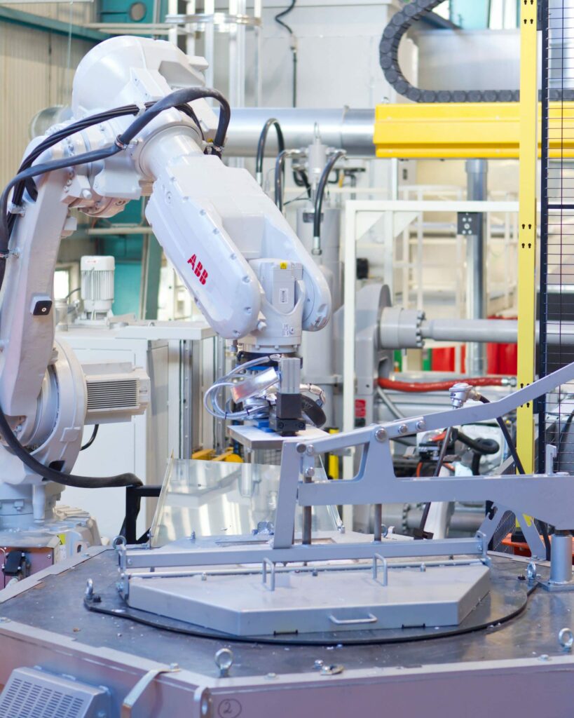 Rheo Casting Roboter Alu Aufnehmen_highres Aspect Ratio 8x10