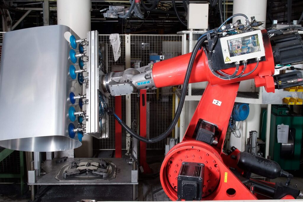 Sag France_produktion_roboterarm1 Aspect Ratio 3x2