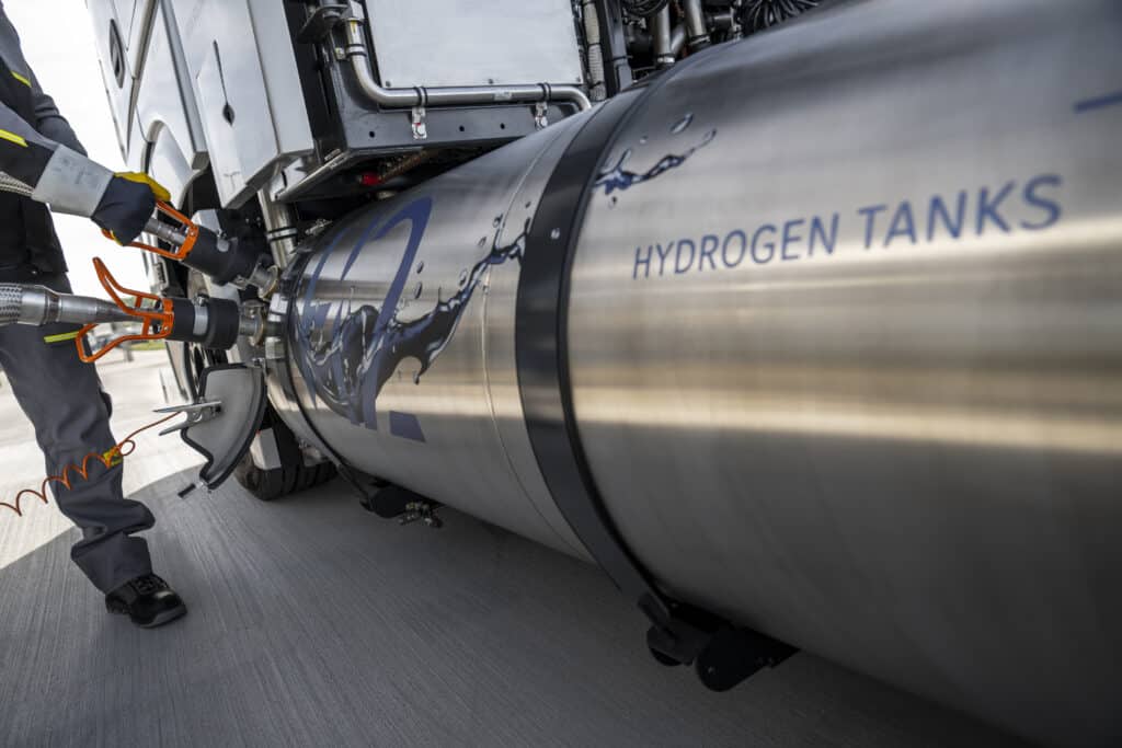 Entwicklungsmeilenstein Erreicht: Daimler Truck Testet Brennstoffzellen Lkw Mit Flüssigwasserstoff Development Milestone: Daimler Truck Tests Fuel Cell Truck With Liquid Hydrogen