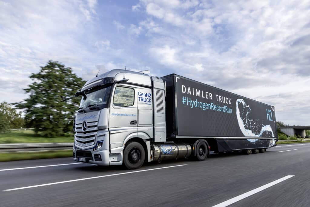 Daimler Truck HydrogenRecordRun: Mercedes Benz GenH2 Truck Knackt 1 000 Kilometer Marke Mit Einer Tankfüllung Flüssigem Wasserstoff Daimler Truck HydrogenRecordRun: Mercedes Benz GenH2 Truck Cracks 1,000 Kilometer Mark With One Fill Of Liquid Hydrogen