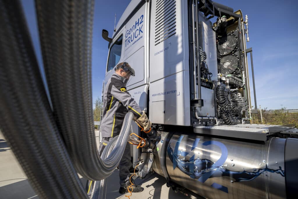 Daimler Truck HydrogenRecordRun: Mercedes Benz GenH2 Truck Knackt 1 000 Kilometer Marke Mit Einer Tankfüllung Flüssigem Wasserstoff Daimler Truck HydrogenRecordRun: Mercedes Benz GenH2 Truck Cracks 1,000 Kilometer Mark With One Fill Of Liquid Hydrogen